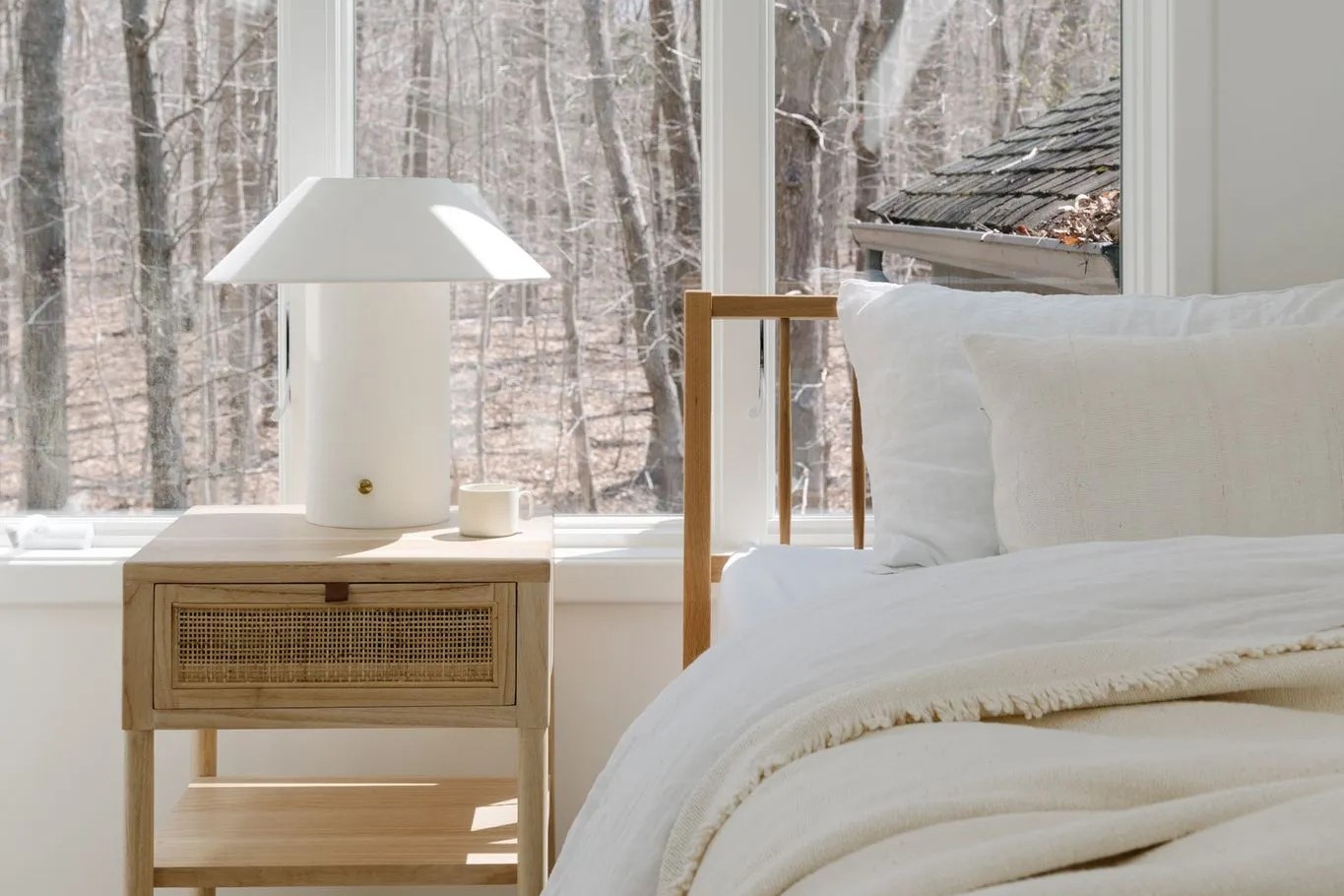 Chambre blanche avec meubles en bois