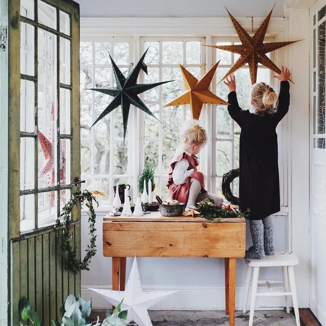 Colorer les fenêtres avec des étoiles de Noël