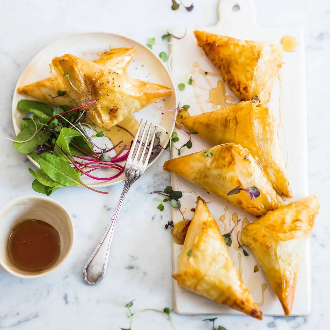 Croustillants de feuilles de filo au brie truffé et au miel