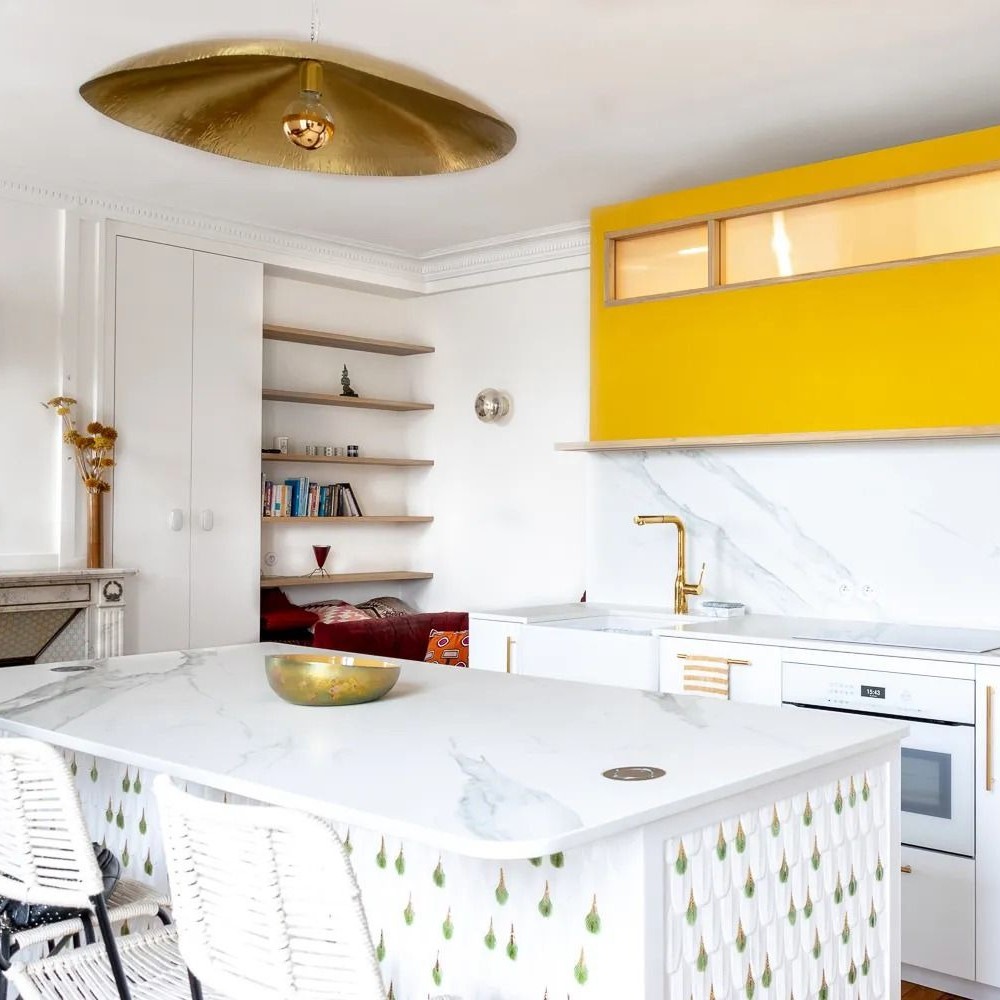 Cuisine blanche avec mur jaune