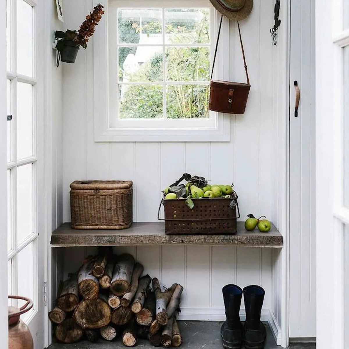 Entrée avec banc en bois