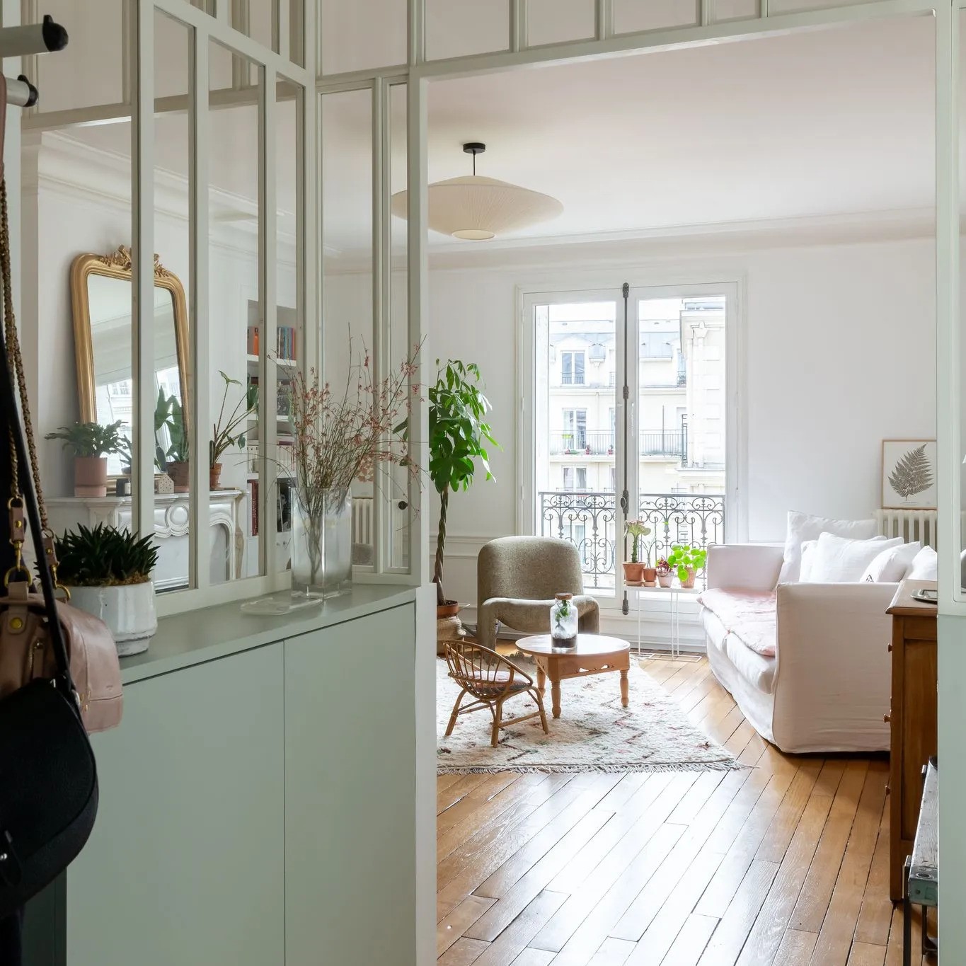 Entrée avec verrières d'un appartement parisien familial entièrement refait