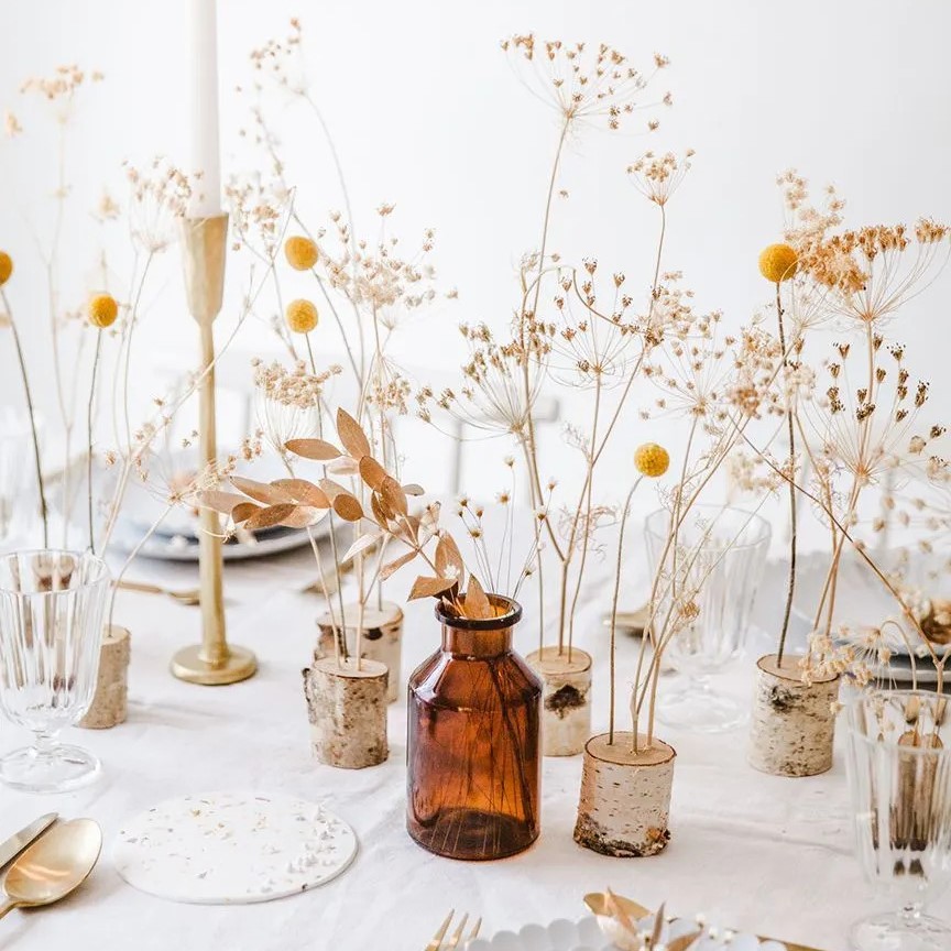 La déco de table de fête telle une forêt de fleurs séchées