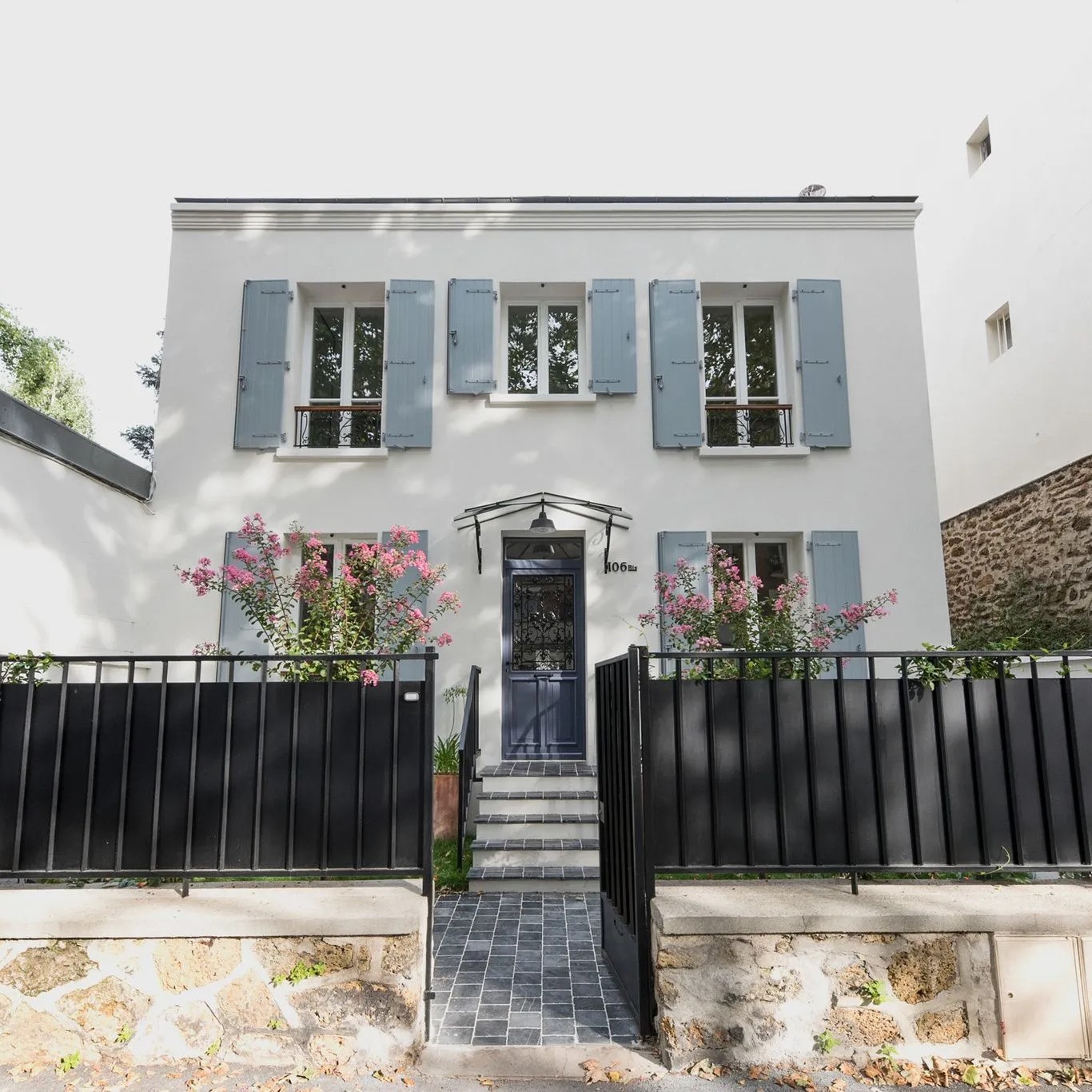 Maison de ville à Bagnolet rénovée, façade blanche et volets bleu gris