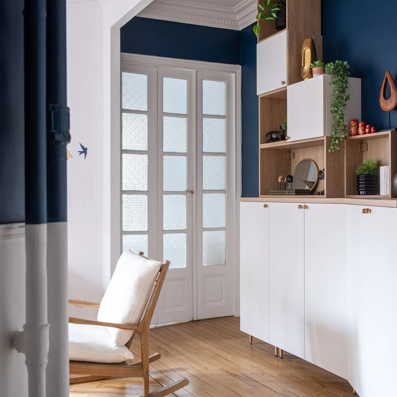 Couloir bleu avec meuble balnc et bois