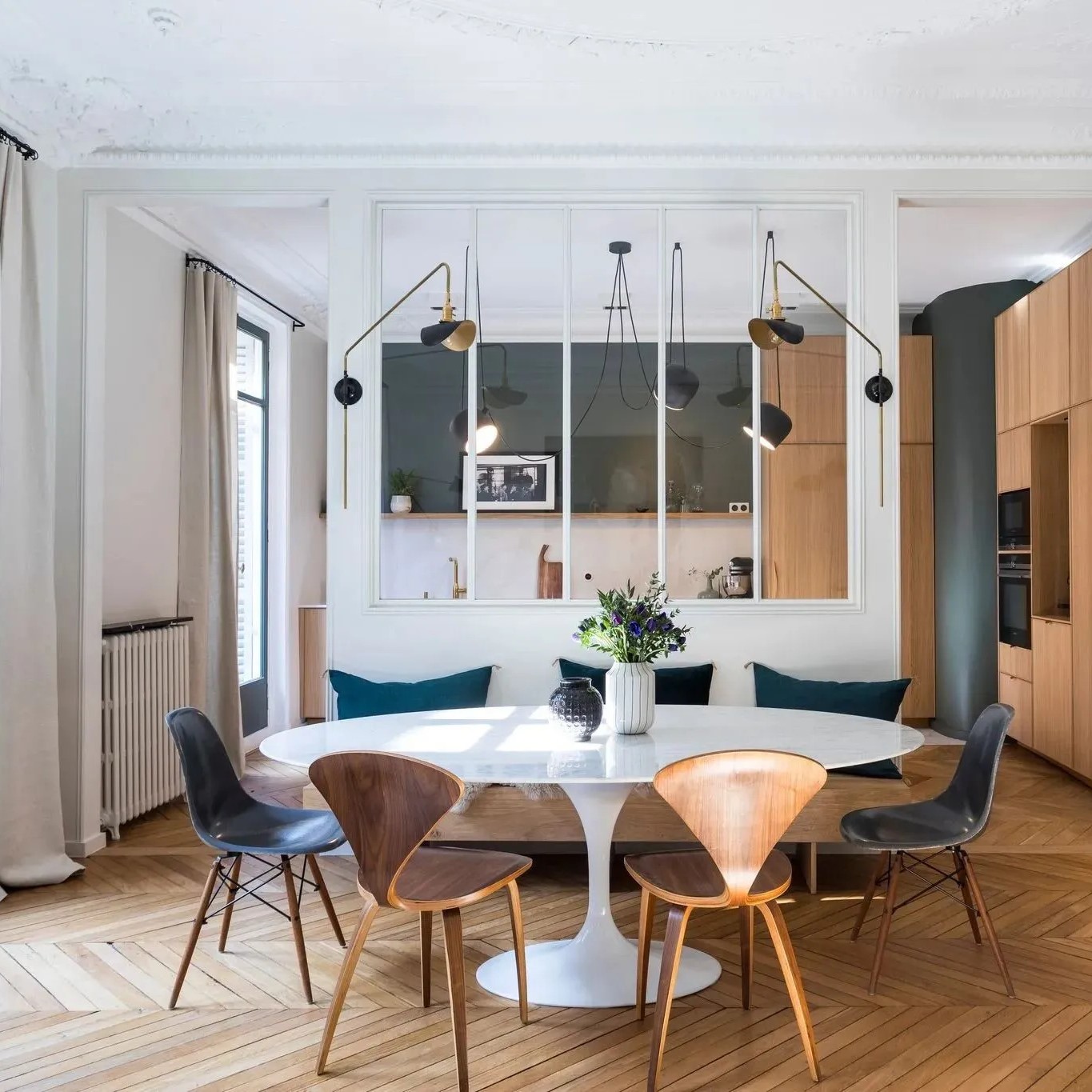 Salle à manger adossée à la verrière de la cuisine