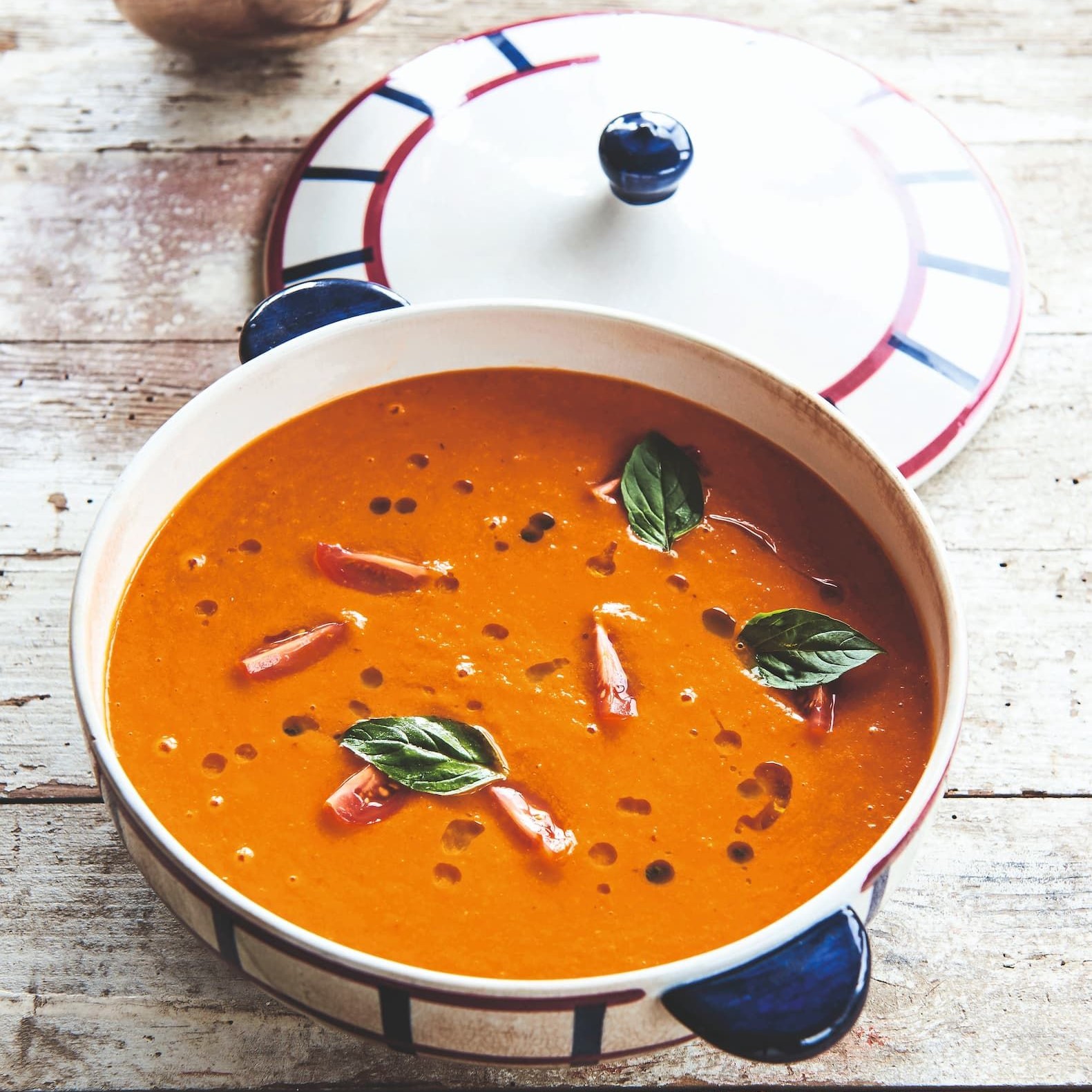 Soupe de tomates cœur-de-bœuf, pointe de basilic