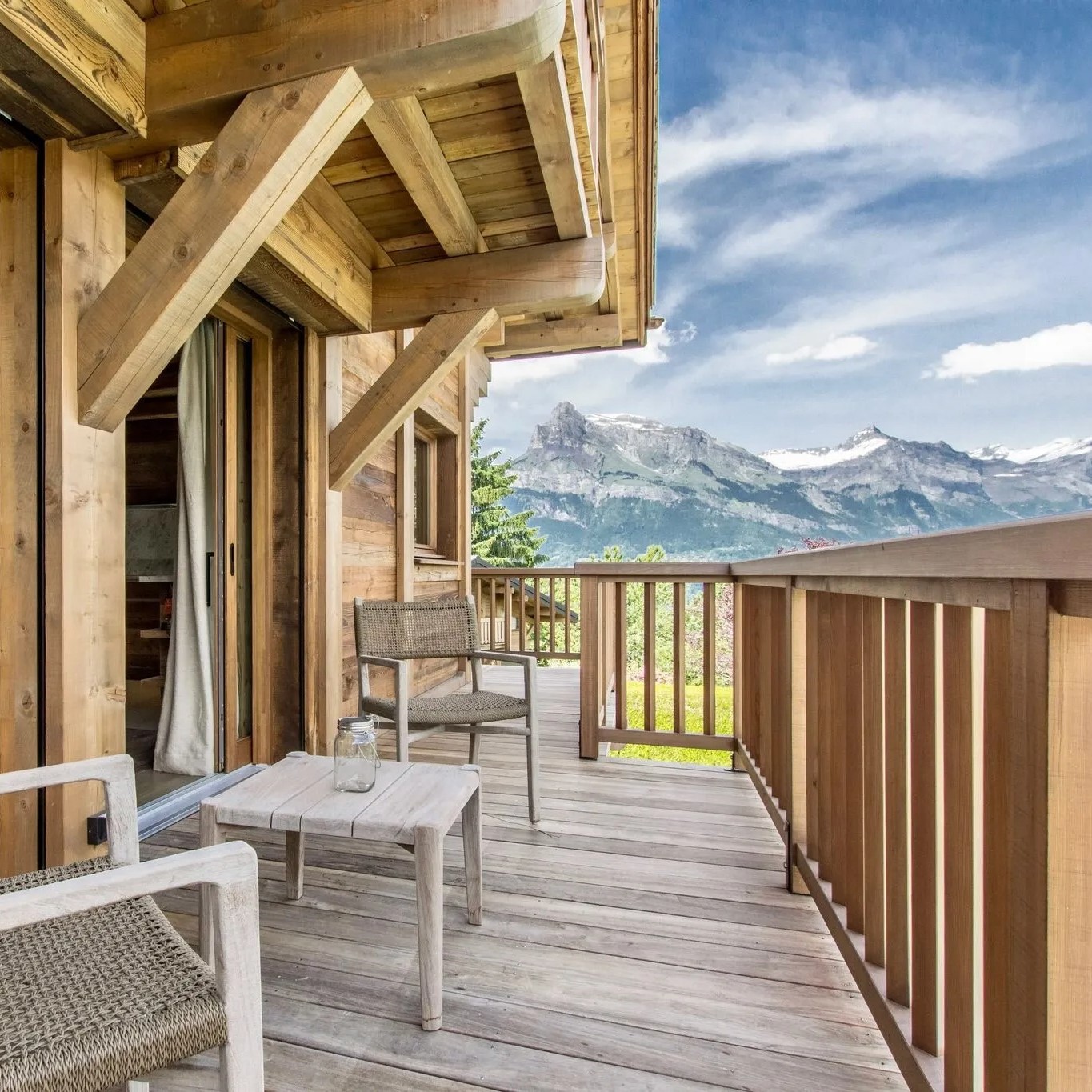 Terrasse avec vue sur les montagnes d'un chalet en bois