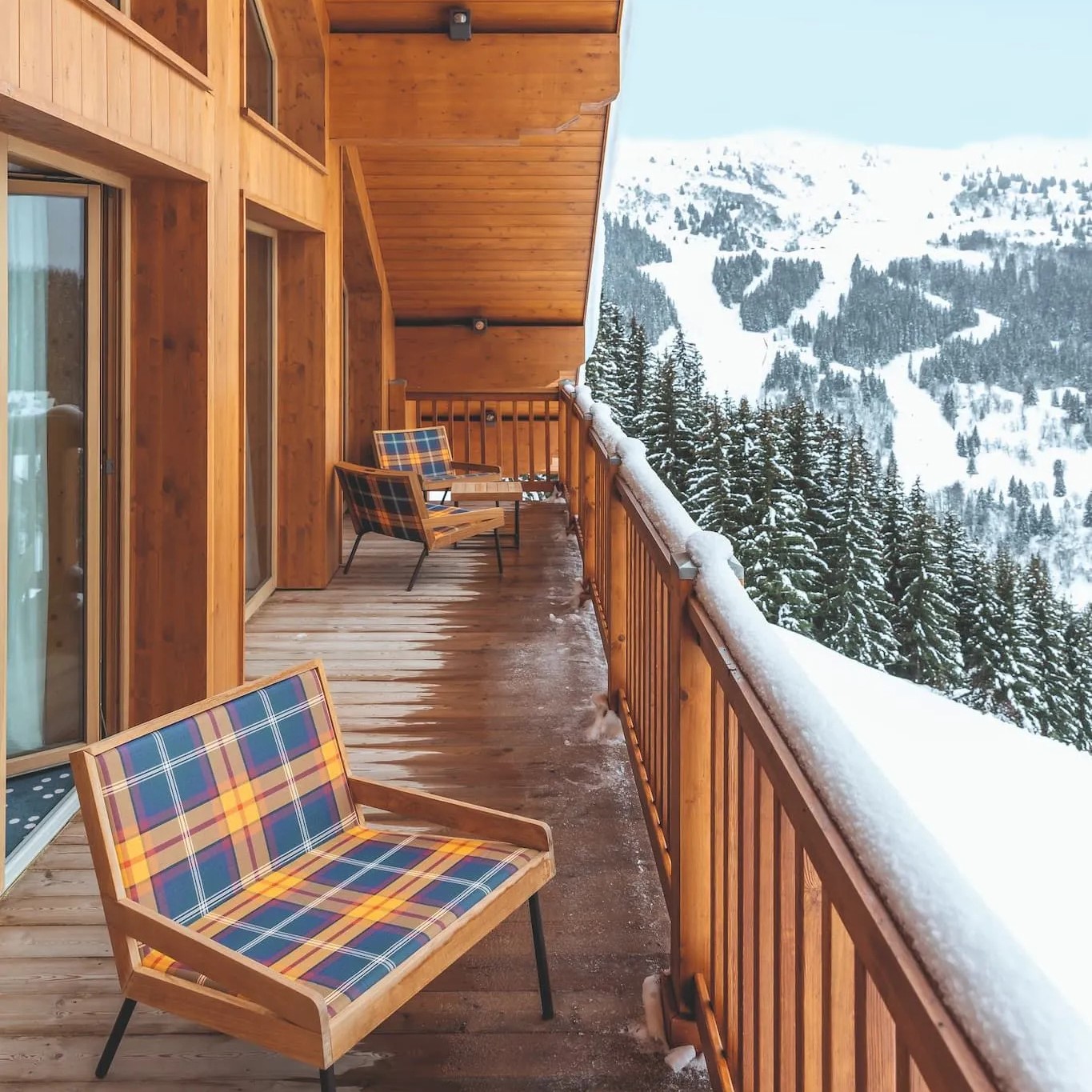 Terrasse d'un chalet avec vue montagne en hiver