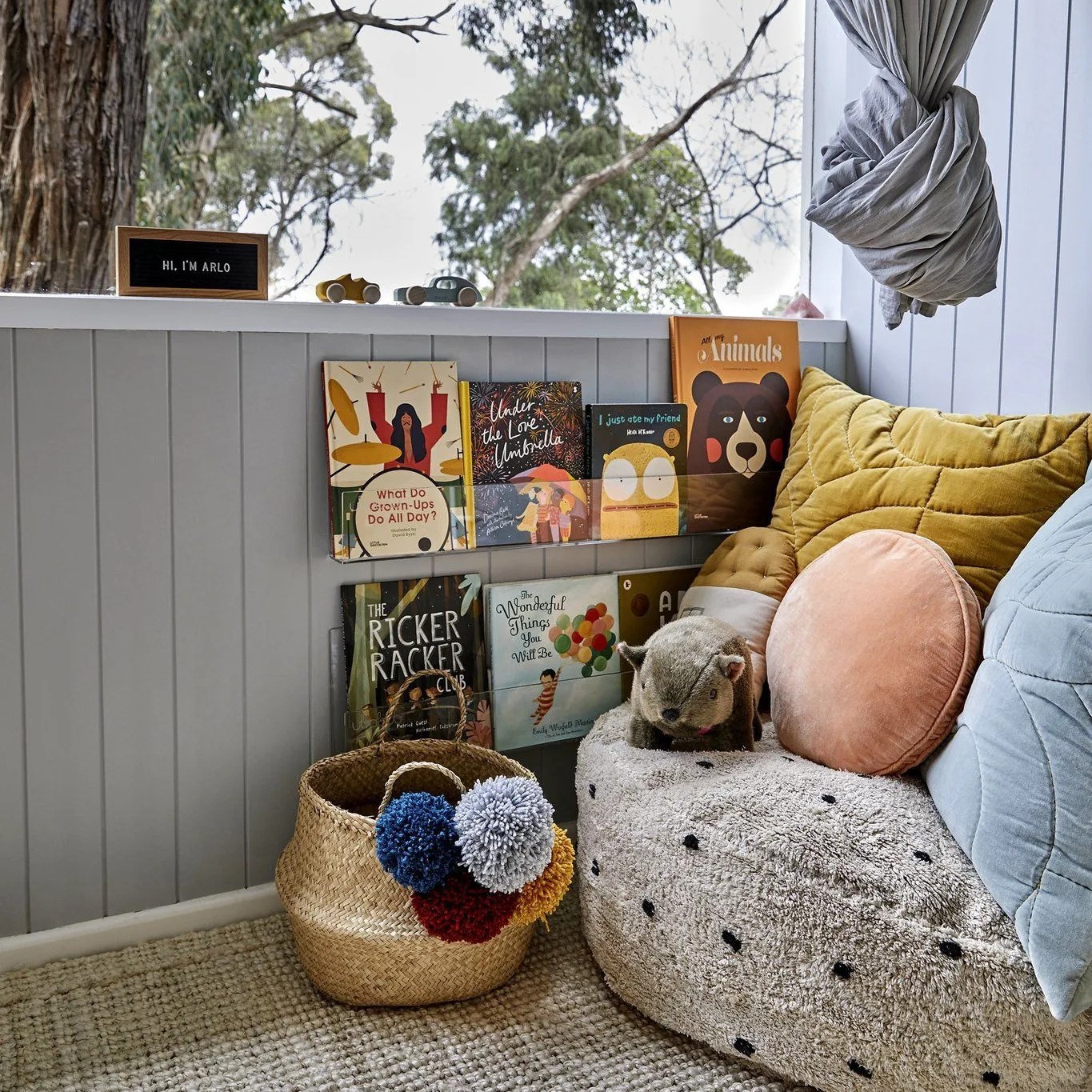 Un pouf cosy et des étagères à la hauteur de l’enfant