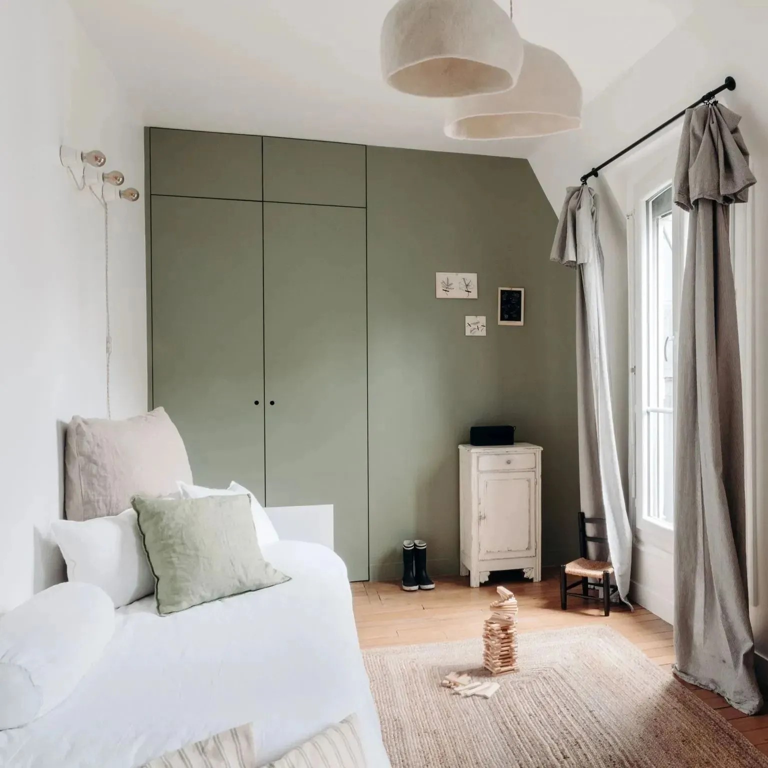 Une chambre de petit garçon avec dressing peint en vert et bureau