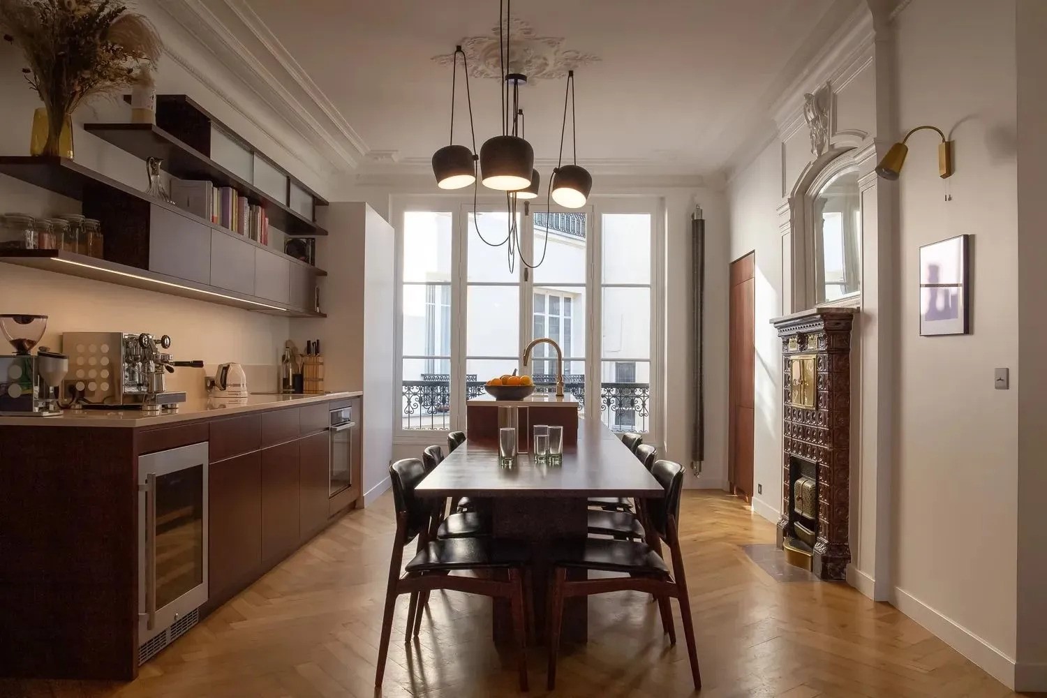 Cuisine salle à manger d'un appartement parisien, poêle prussien