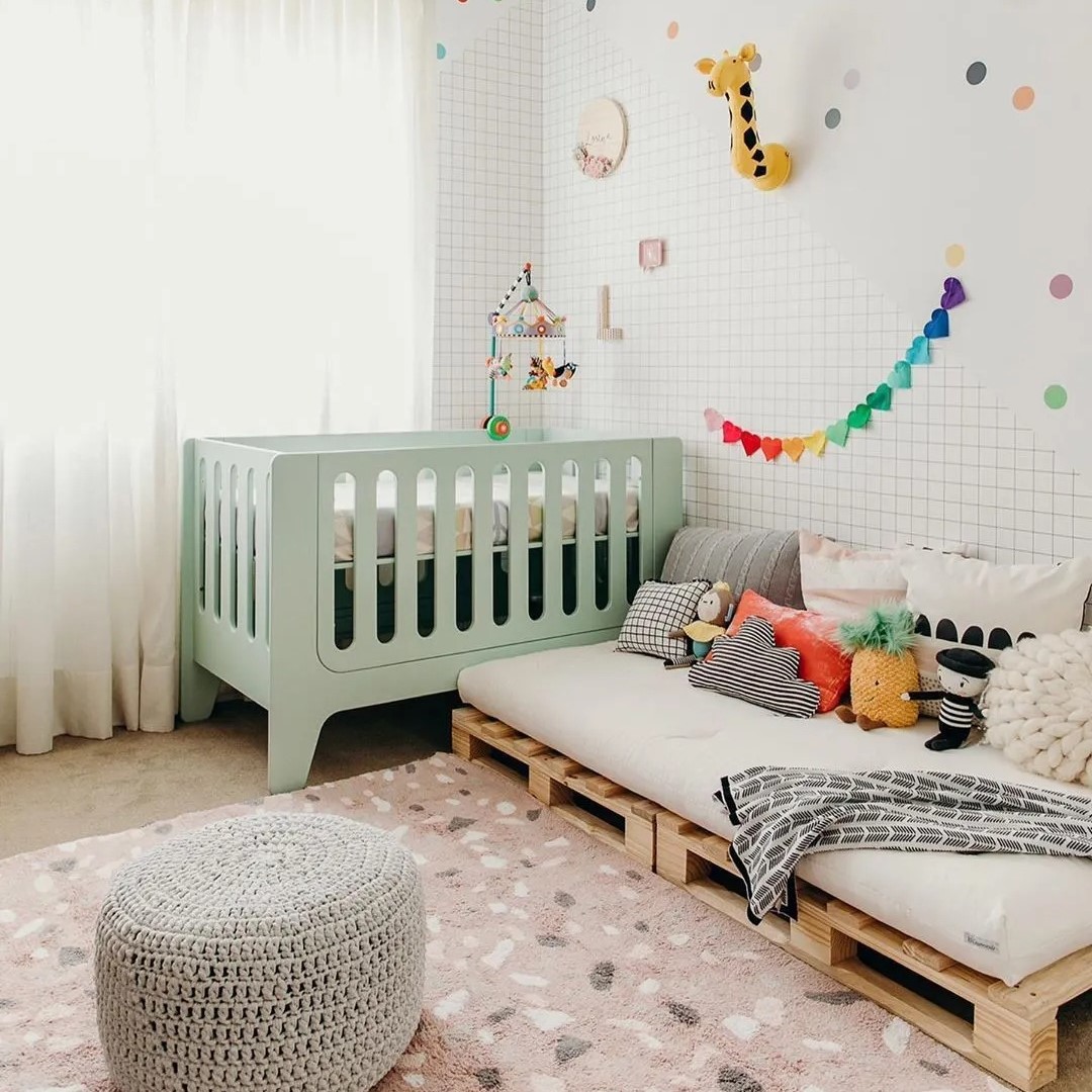 DIY : des palettes créent un coin détente dans la chambre de bébé