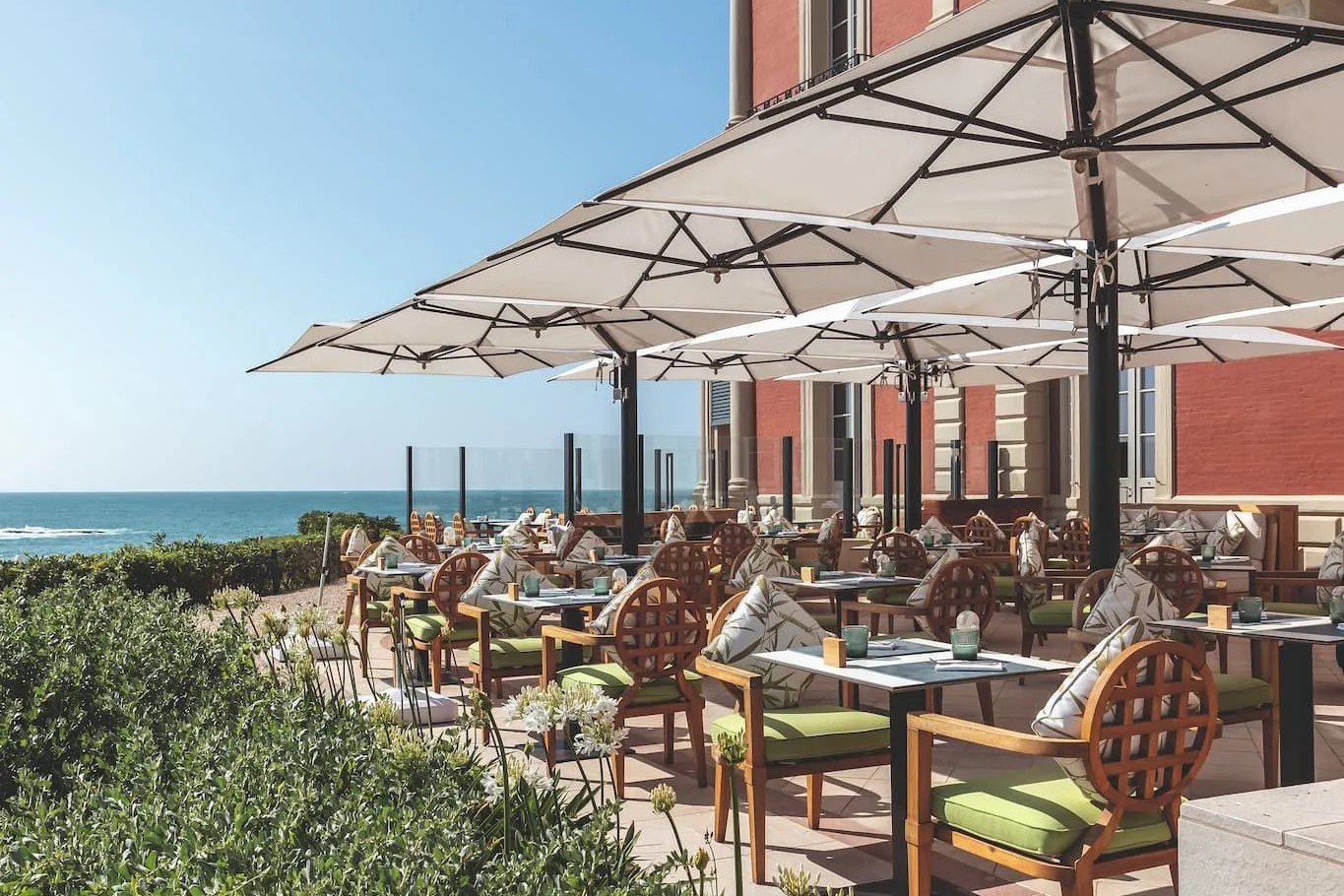 La terrasse ensoleillée de l'Hôtel du Palais à Biarritz