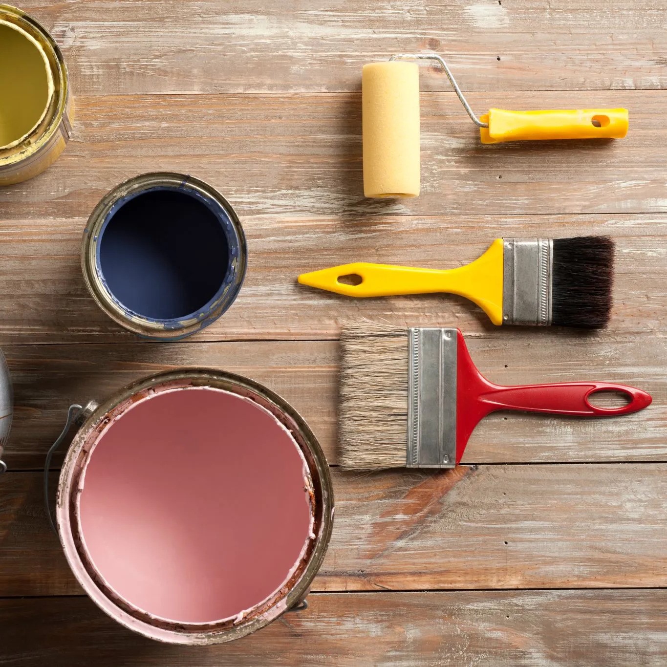 Pots de peinture colorés et pinceaux