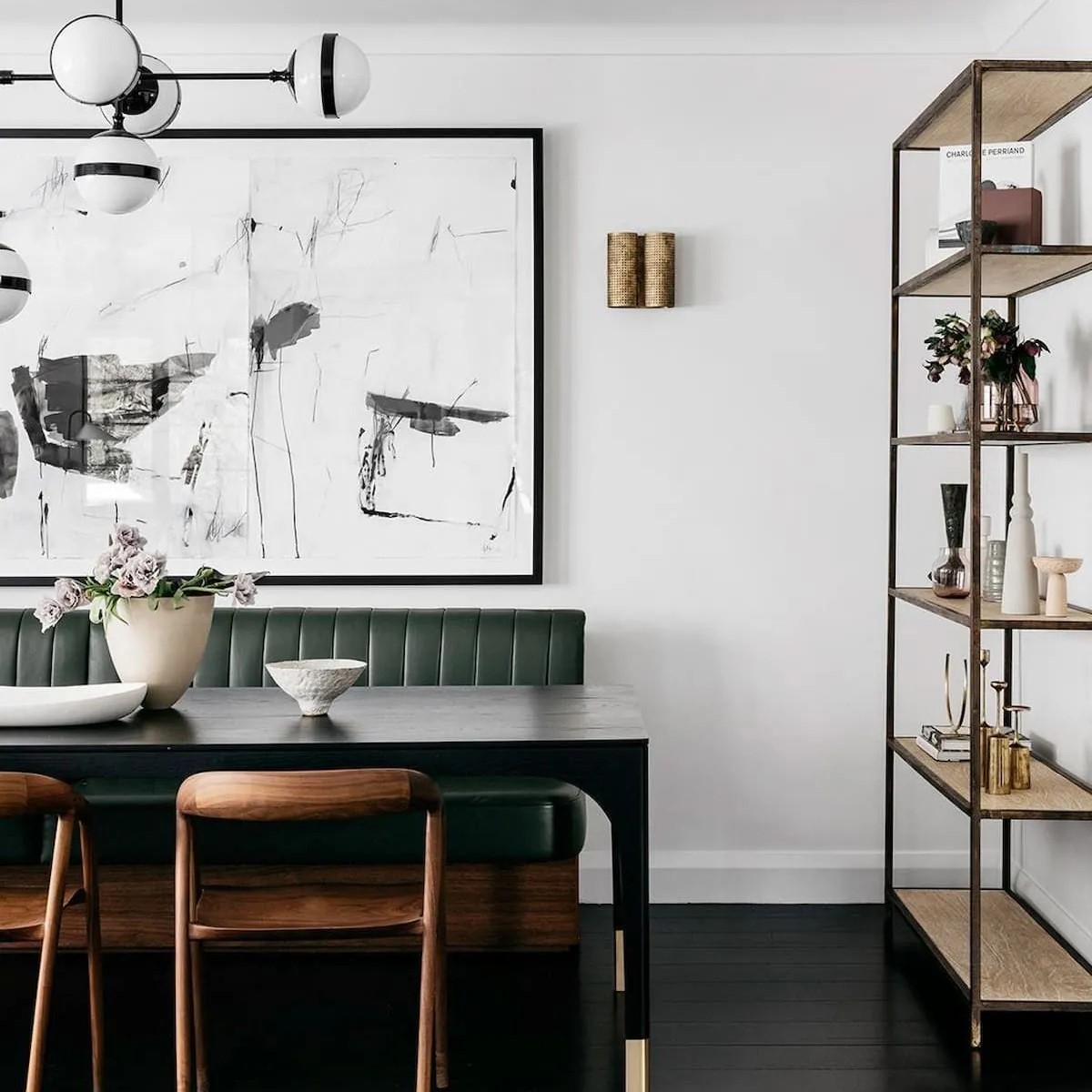 Salle à manger avec parquet noir, banquette verte et bois