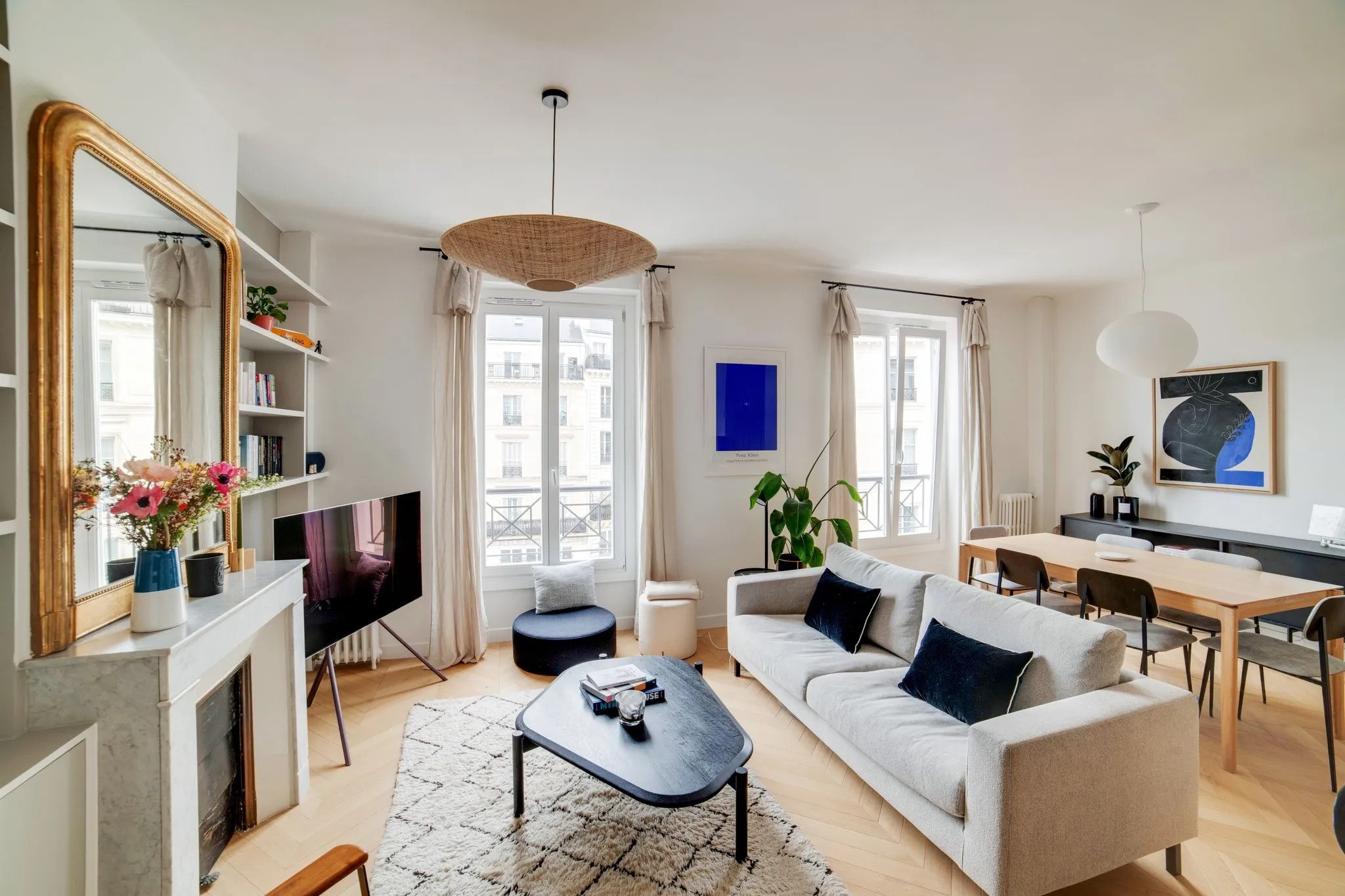 Salon chaleureux et coloré de bleu par touches d'un appartement parisien