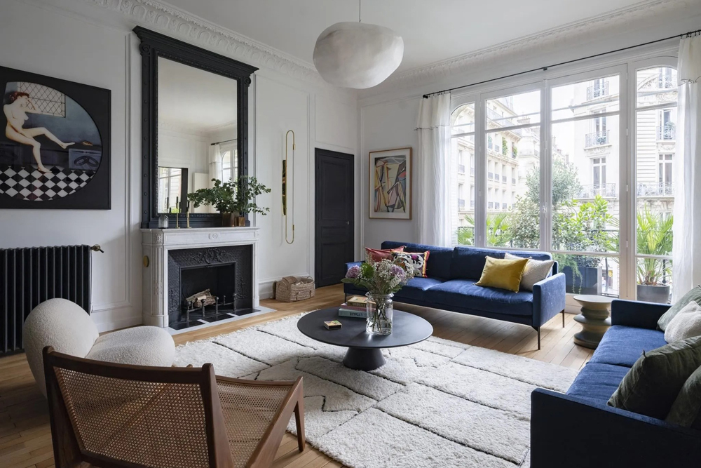 Salon d'un appartement parisien baigné de lumière