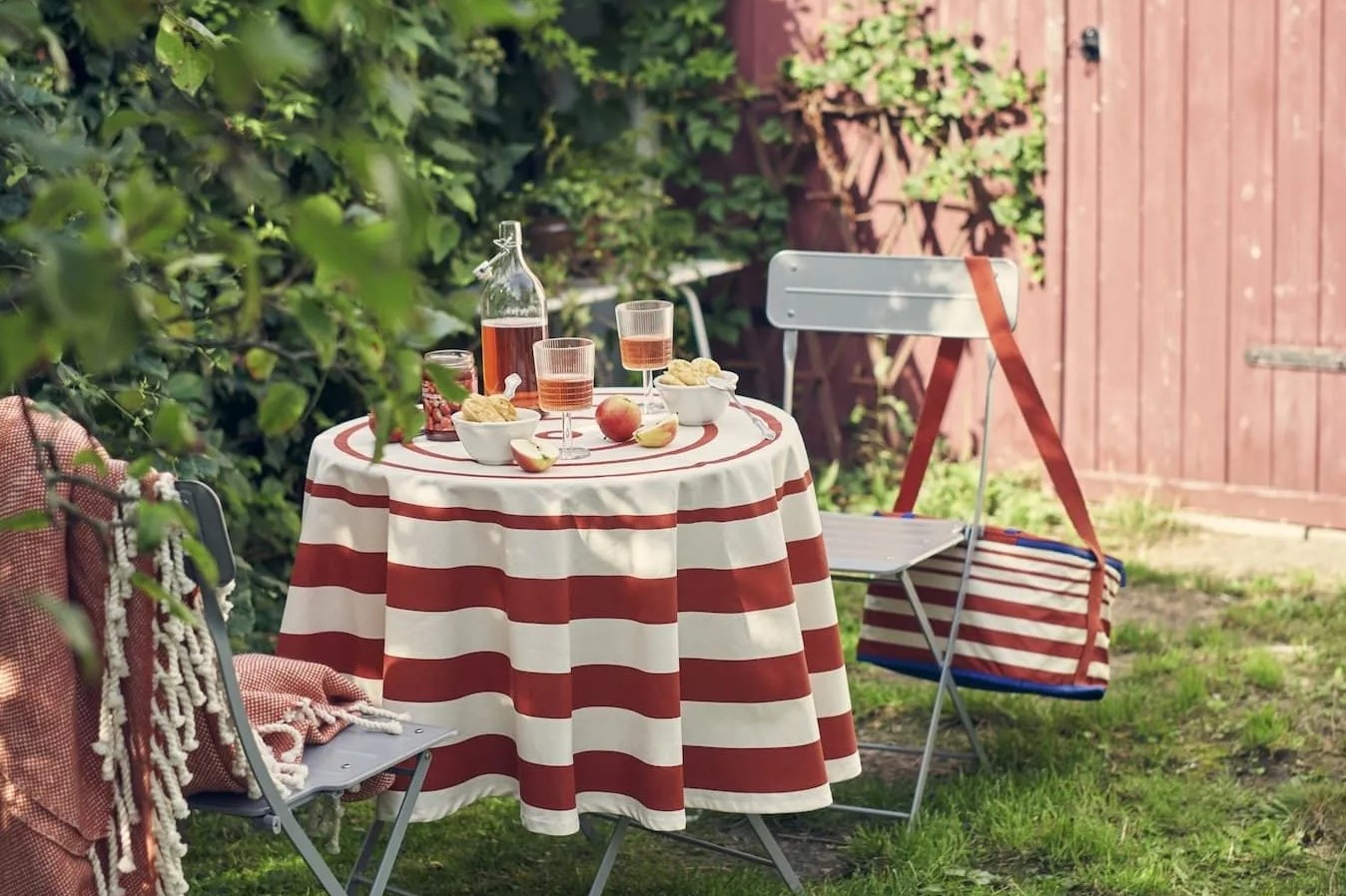 Un coin repas coloré aménagé dans le jardin