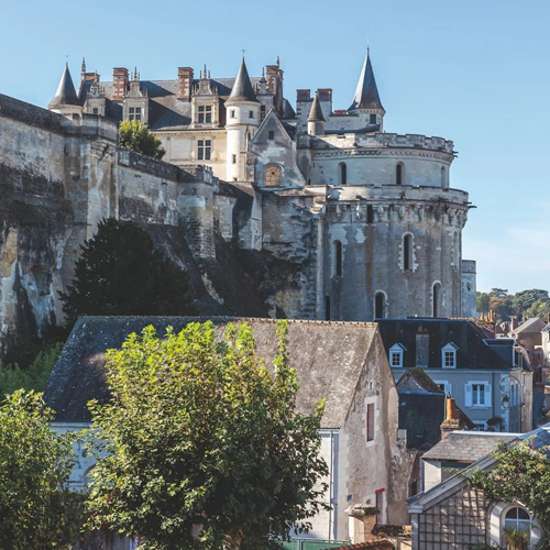 Vue vers le château royal d’Amboise surplombant la Loire