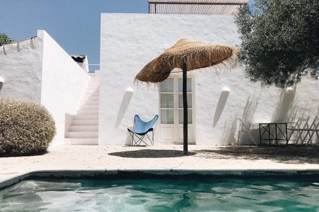 Bordure de piscine, parasol en fibres naturelles