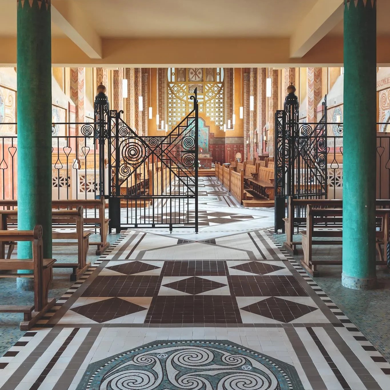 L'entrée de la chapelle de la maison Saint-Yves, sanctuaire de l'Art déco