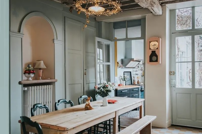 Salle à manger chaleureuse et colorée de Maison Séraphine