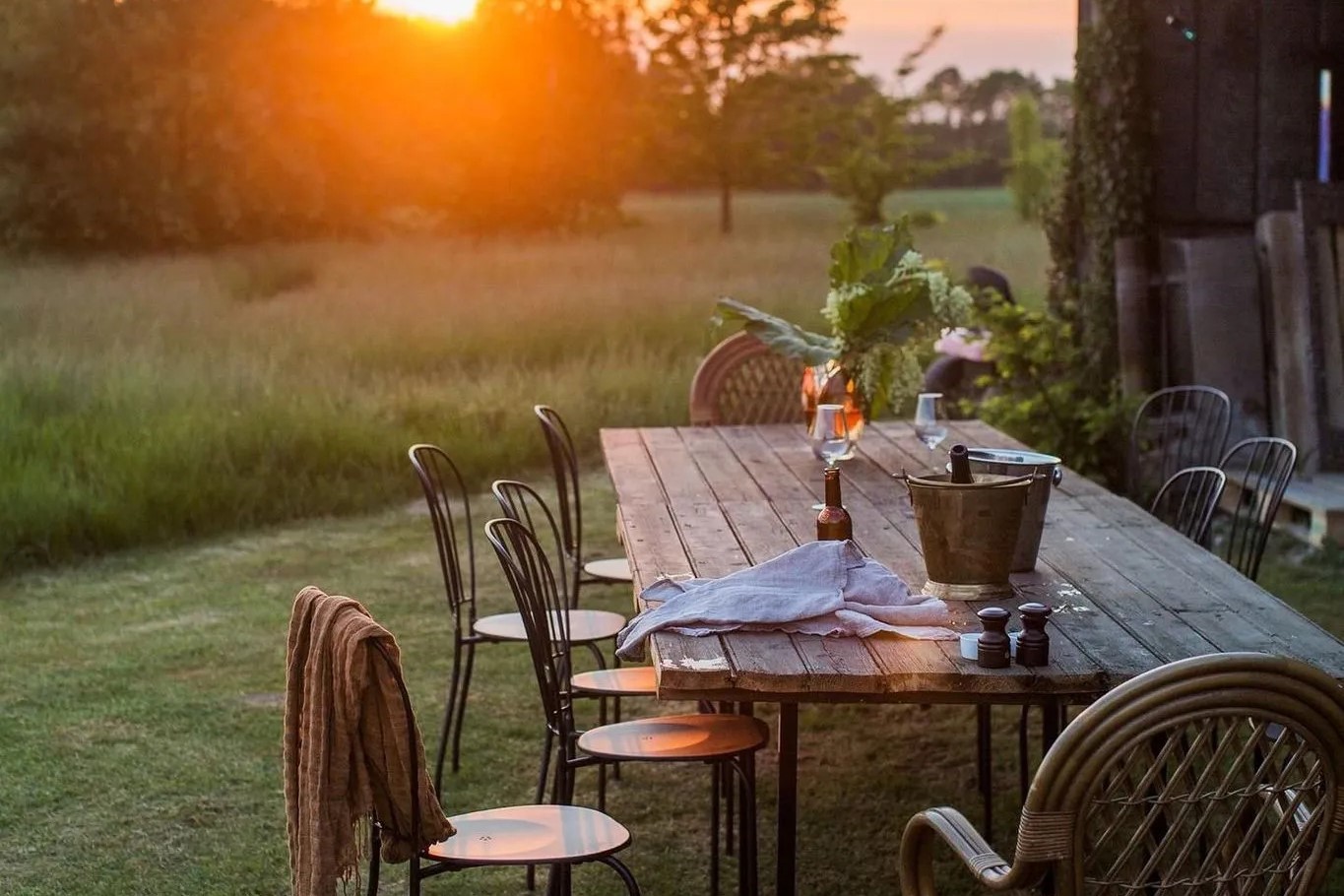 Salle à manger d'extérieur au coucher du soleil