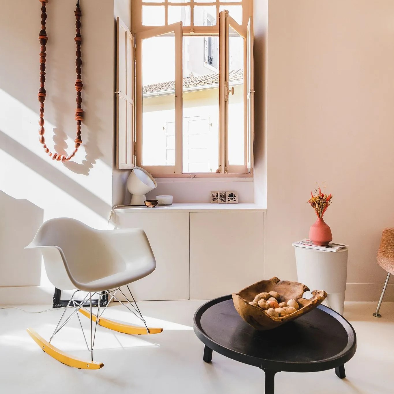 Salon beige inspiration bohème minimaliste