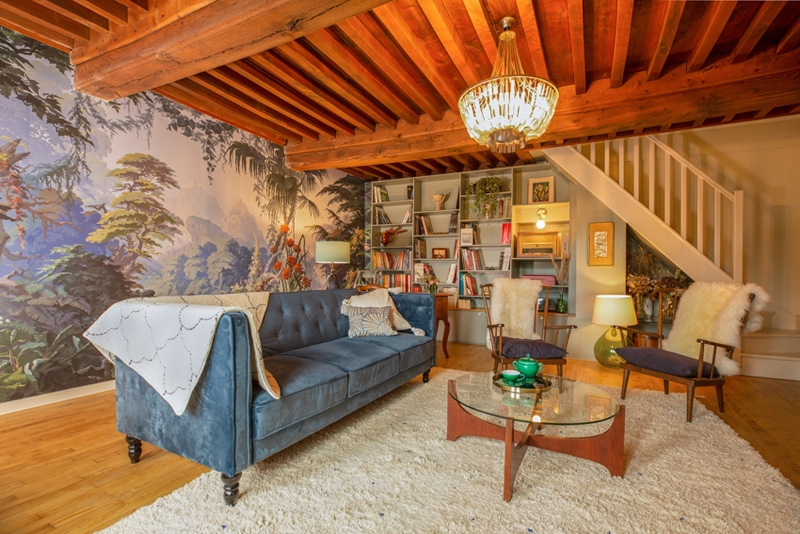 Salon d'une maison de famille avec papier peint panoramique