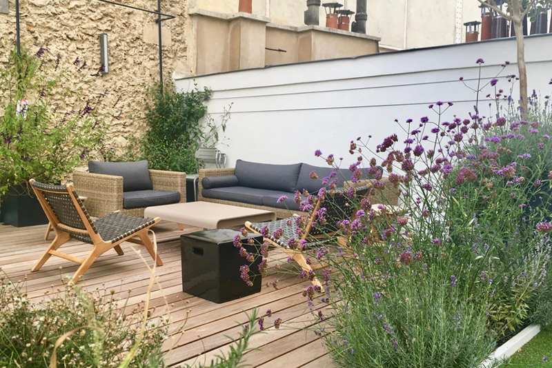 Terrasse en bois avec salon de jardin bois et gris