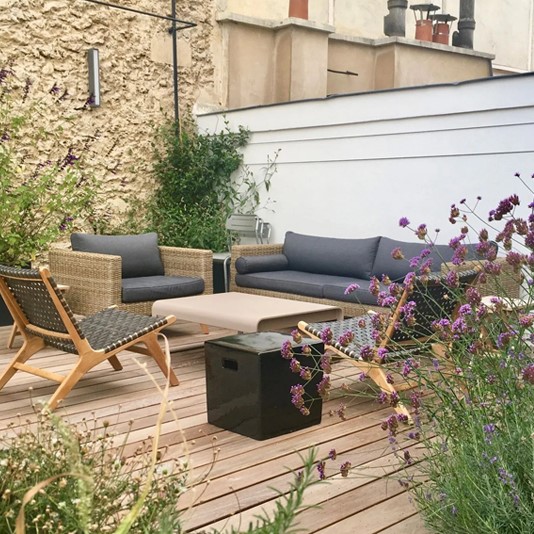 Terrasse en bois avec salon de jardin bois et gris