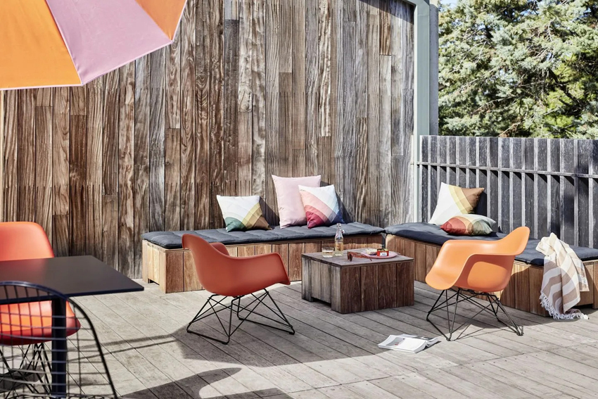 Un must have sur la terrasse en bois, des fauteuils Eames contemporaines et stylées