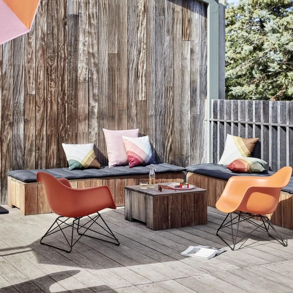 Un must have sur la terrasse en bois, des fauteuils Eames contemporaines et stylées