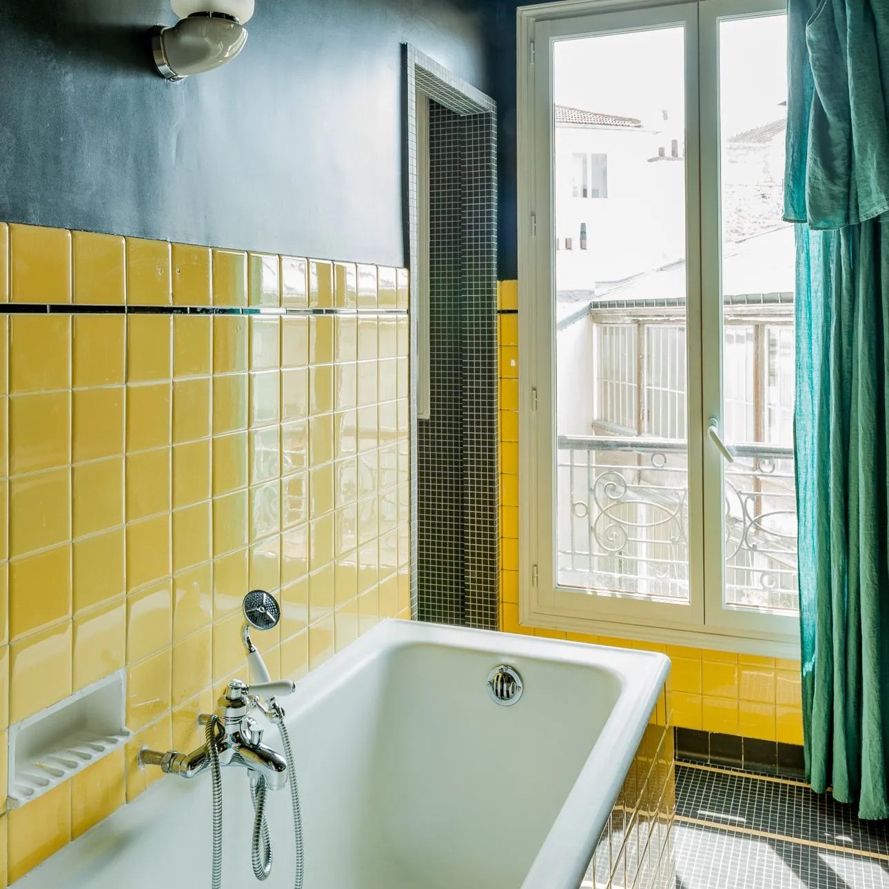 salle de bains rétro carrelage jaune papier peint fleuri au plafond