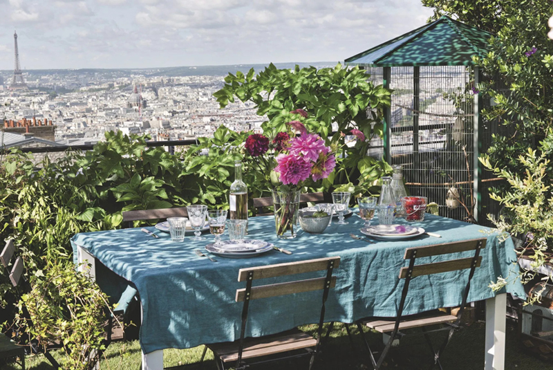 table sur grand balcon parisien fleuri