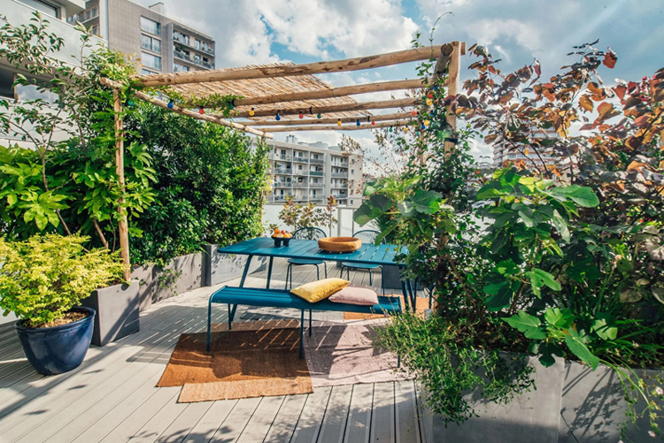 Une jolie terrasse en plein Paris végétalisée avec tonnelle en bois