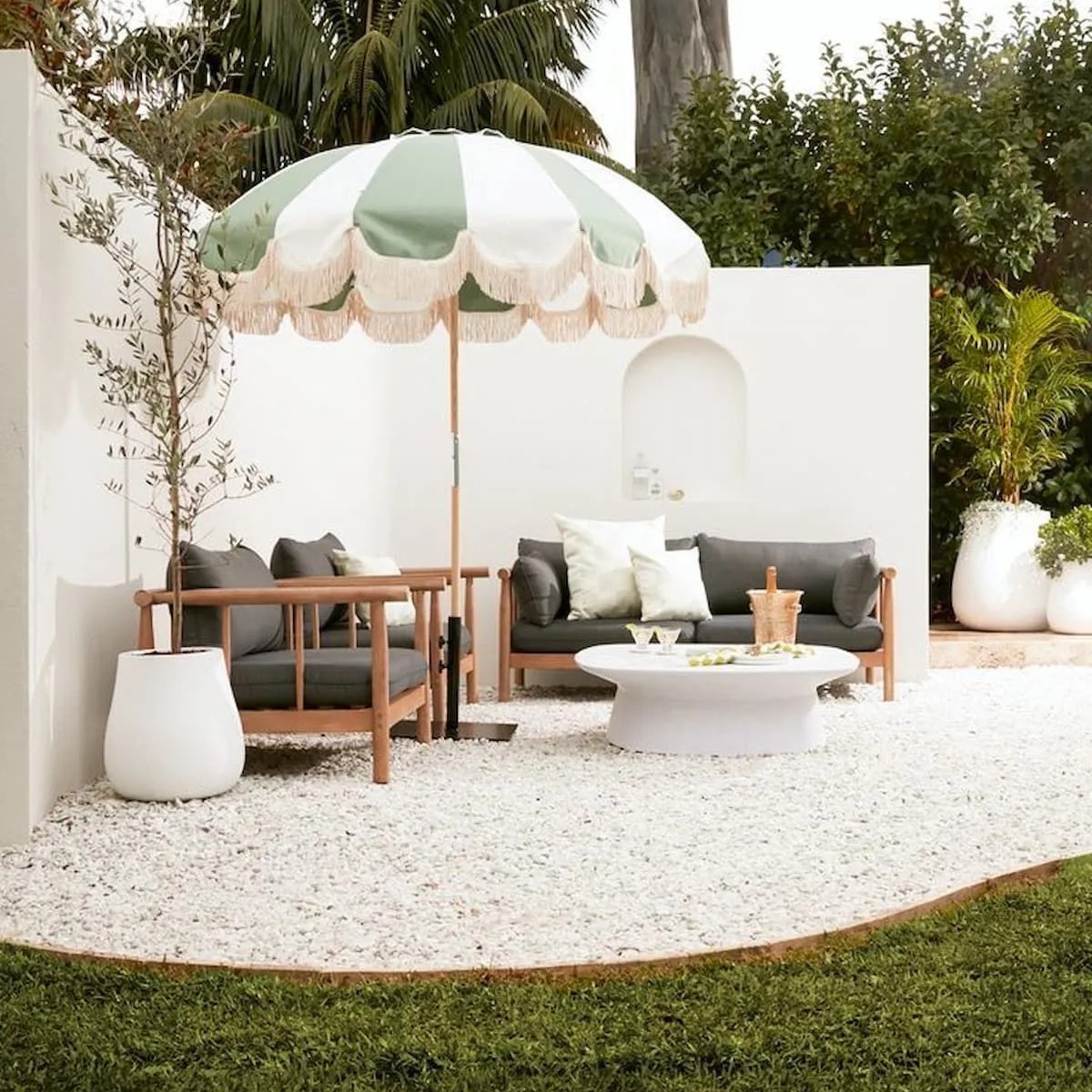 Parasol vintage sur une terrasse blanche