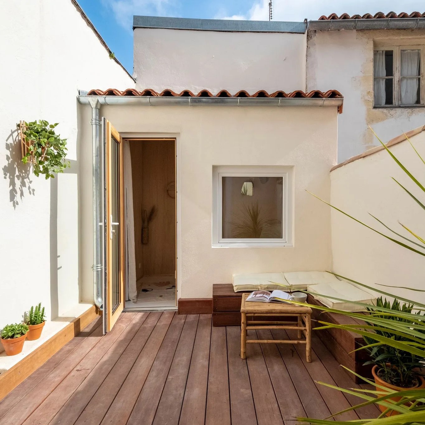 Patio avec cabanon sur le toit d'un immeuble