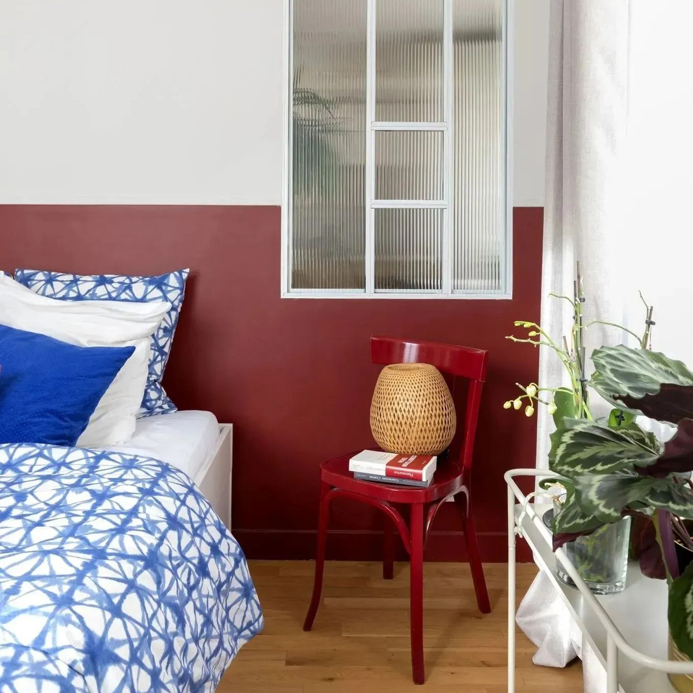 Peinture rouge en soubassement en grège en partie haute de la tête de lit, verrière blanche