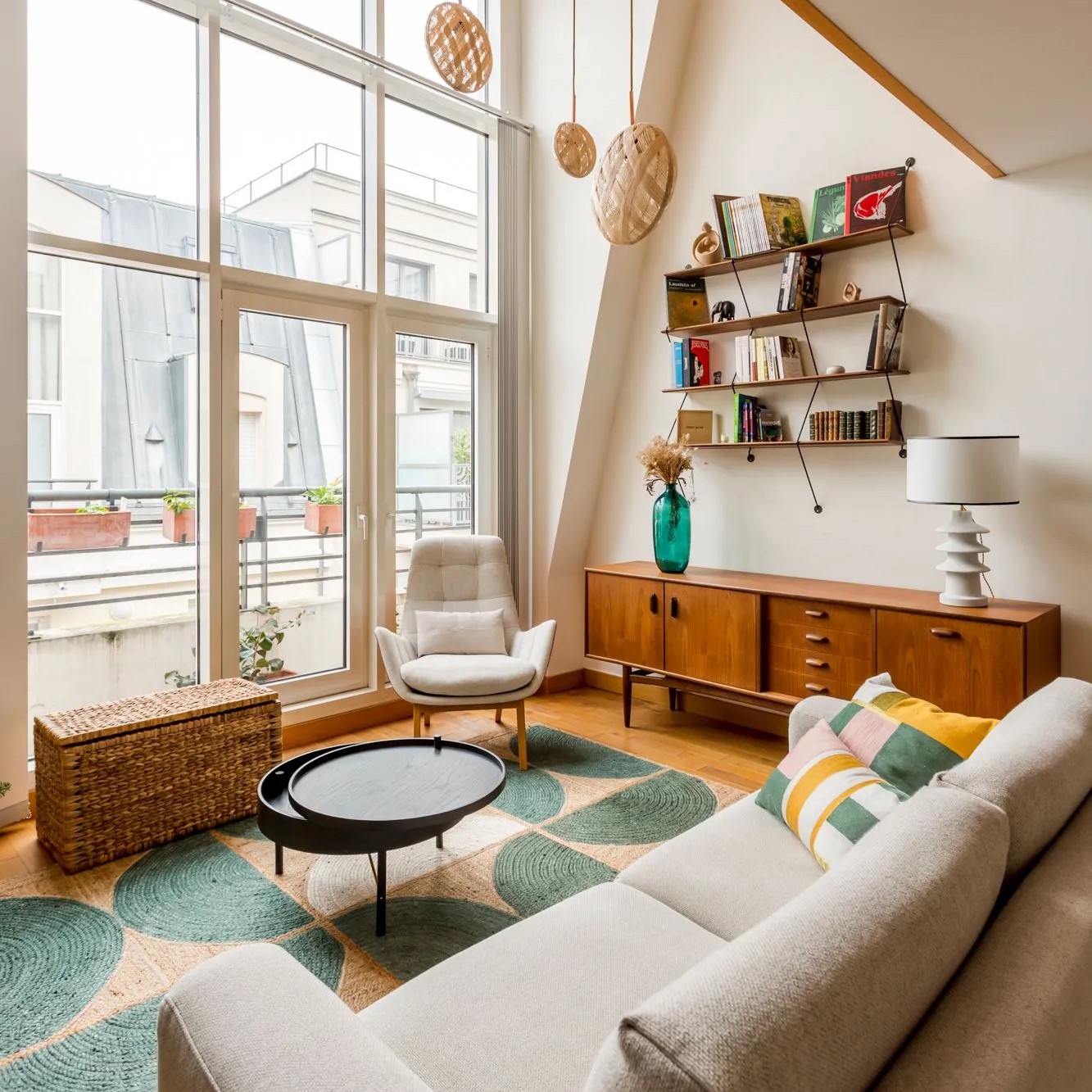 Salon avec plafond haut et verrière blanche