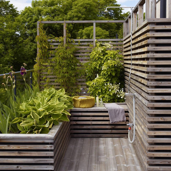 Une banquette en bois est prolongé pour créer une grande jardinière