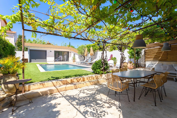 Beau jardin avec piscine et terrasse