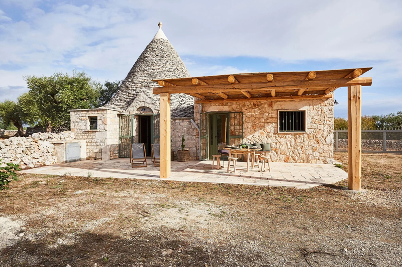 Vue de la maison de vacances en pierres nichée dans les Pouilles