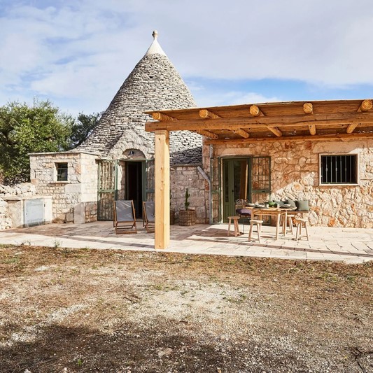 Vue de la maison de vacances en pierres nichée dans les Pouilles