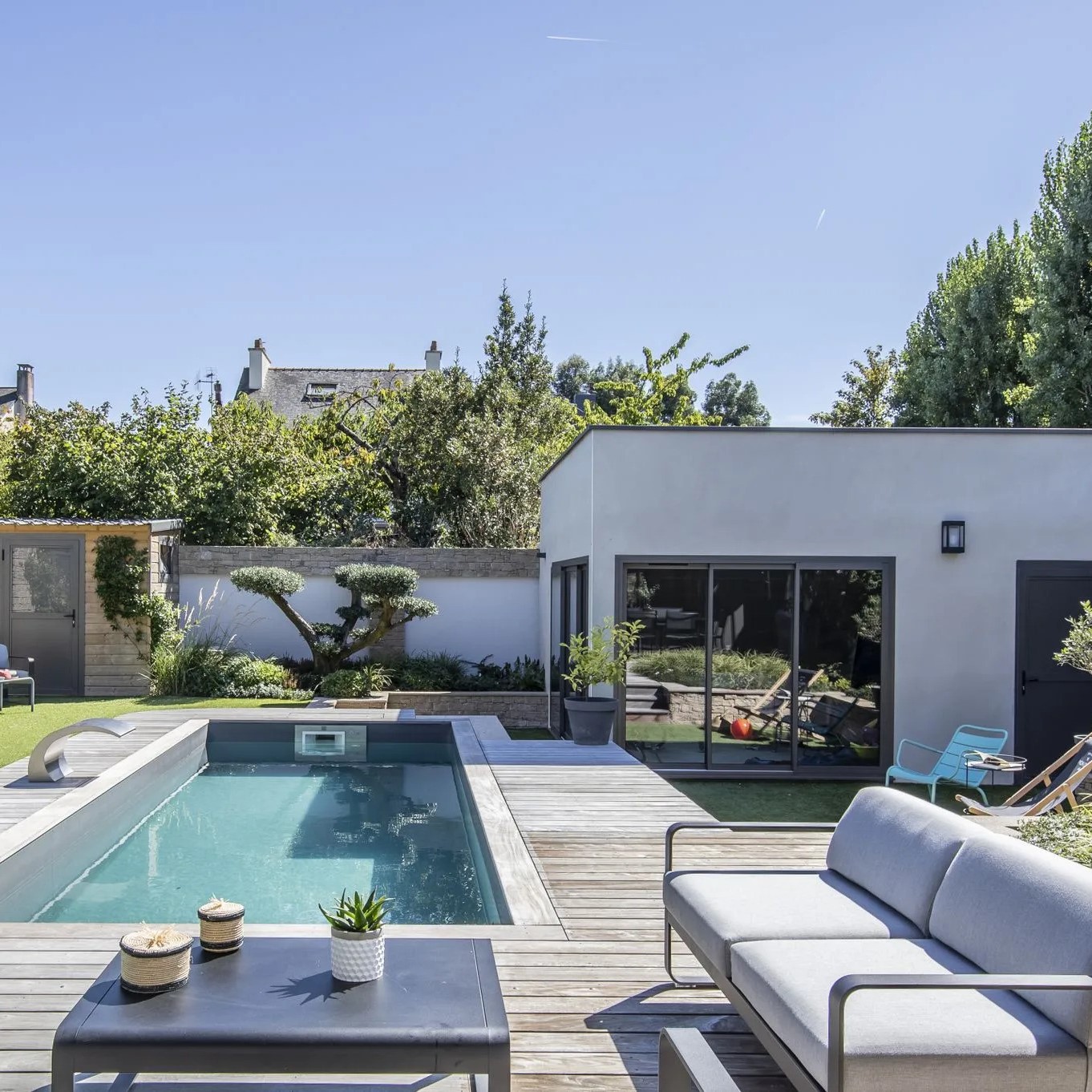 Abords de la piscine, gris et métal pour une déco ultra-contemporaine