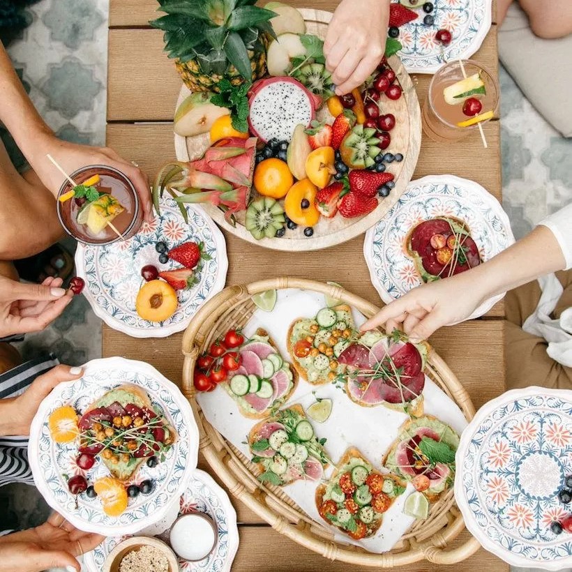 Apéritif dînatoire coloré entre amis