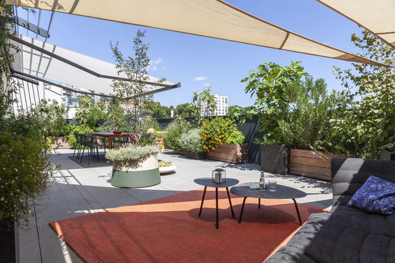 Grande terrasse végétalisée et colorée