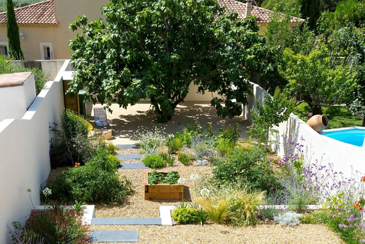 Jardin en pente structuré par des paliers