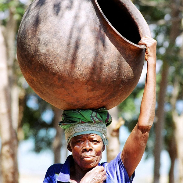 Les porteuses d'eau au Tanganyika, photo Lekha Singh en 2004